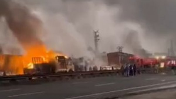 КАМИОН ПУН ХЕМИКАЛИЈА УДАРИО У РЕЗЕРВОАР: Осам особа погинуло у експлозији, више од 40 повређено (ФОТО/ВИДЕО) КАМИОН ПУН ХЕМИКАЛИЈА УДАРИО У РЕЗЕРВОАР: Осам особа погинуло у експлозији, више од 40 повређено (ФОТО/ВИДЕО)