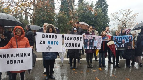 IZNEVERILA IH UZDANICA- MANDIĆ: Protest porodica i prijatelja mladića utamničenih na KiM IZNEVERILA IH UZDANICA- MANDIĆ: Protest porodica i prijatelja mladića utamničenih na KiM