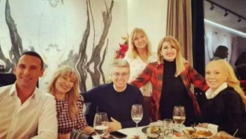 SAŠA POPOVIĆ NA ČELU STOLA: Ovako je Viki obeležavala slavu - tu su i ostali prijatelji (FOTO) SAŠA POPOVIĆ NA ČELU STOLA: Ovako je Viki obeležavala slavu - tu su i ostali prijatelji (FOTO)