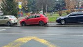 VOZILA BLOKIRAJU I PEŠAKE: Građani Karaburme muke muče kako bi prošli ulicama VOZILA BLOKIRAJU I PEŠAKE: Građani Karaburme muke muče kako bi prošli ulicama
