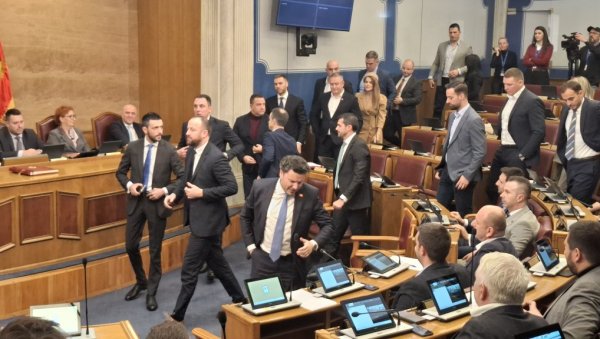ХАОС У СКУПШТИНИ ЦРНЕ ГОРЕ: Настављена опструкција рада државних институција, опозиција оптужује већину да нарушава уставни поредак ХАОС У СКУПШТИНИ ЦРНЕ ГОРЕ: Настављена опструкција рада државних институција, опозиција оптужује већину да нарушава уставни поредак