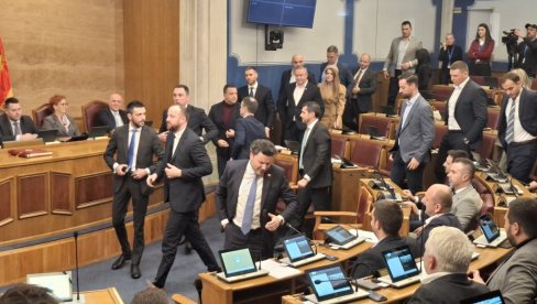 HAOS U SKUPŠTINI CRNE GORE: Nastavljena opstrukcija rada državnih institucija, opozicija optužuje većinu da narušava ustavni poredak HAOS U SKUPŠTINI CRNE GORE: Nastavljena opstrukcija rada državnih institucija, opozicija optužuje većinu da narušava ustavni poredak