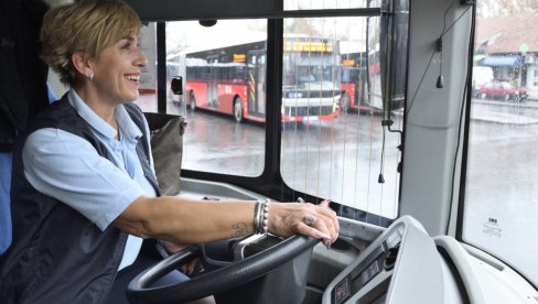 U MINUT PO REDU VOŽNJE SA VESNOM: Za volanom duplog autobusa GSP-a od jula je krhka plavuša U MINUT PO REDU VOŽNJE SA VESNOM: Za volanom duplog autobusa GSP-a od jula je krhka plavuša