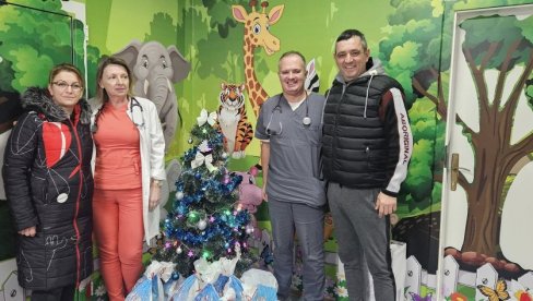 SIMBOL NESEBIČNE BRIGE I SOLIDARNOSTI: Raševići darovali novogpdišnje paketiće mališanima u lozničkoj bolnici SIMBOL NESEBIČNE BRIGE I SOLIDARNOSTI: Raševići darovali novogpdišnje paketiće mališanima u lozničkoj bolnici