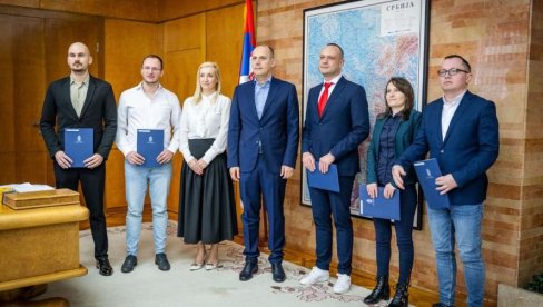 OD DANAS ZDRAVSTVENI SISTEM SRBIJE BOGATIJI ZA ŠEST LEKARA POVRATNIKA: Ministar zdravlja Lončar pozdravio povratak zdravstvenih radnika OD DANAS ZDRAVSTVENI SISTEM SRBIJE BOGATIJI ZA ŠEST LEKARA POVRATNIKA: Ministar zdravlja Lončar pozdravio povratak zdravstvenih radnika