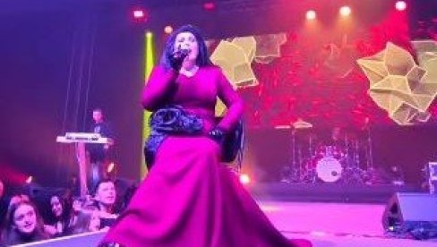 SLOVENIJA NA NOGAMA: Dragana Mirković zbog jednog gesta ostavila publiku bez reči (FOTO) SLOVENIJA NA NOGAMA: Dragana Mirković zbog jednog gesta ostavila publiku bez reči (FOTO)