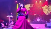 SLOVENIJA NA NOGAMA: Dragana Mirković zbog jednog gesta ostavila publiku bez reči (FOTO) SLOVENIJA NA NOGAMA: Dragana Mirković zbog jednog gesta ostavila publiku bez reči (FOTO)