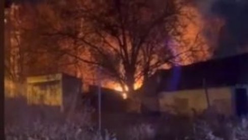 DETALJI POŽARA NA BEŽANIJSKOJ KOSI: Gore romske barake (VIDEO) DETALJI POŽARA NA BEŽANIJSKOJ KOSI: Gore romske barake (VIDEO)