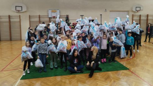 СВИ ОСНОВЦИ ИЗ РУСКОГ СЕЛА КОД КИКИНДЕ ДОБИЛИ НОВОГОДИШЊЕ ПАКЕТИЋЕ Дарови из Немачке СВИ ОСНОВЦИ ИЗ РУСКОГ СЕЛА КОД КИКИНДЕ ДОБИЛИ НОВОГОДИШЊЕ ПАКЕТИЋЕ Дарови из Немачке