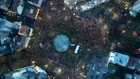 NOVI SNIMAK DRONOM SA SLAVIJE: Tačno ovoliko ima okupljenih na protestu opozicije (VIDEO) NOVI SNIMAK DRONOM SA SLAVIJE: Tačno ovoliko ima okupljenih na protestu opozicije (VIDEO)