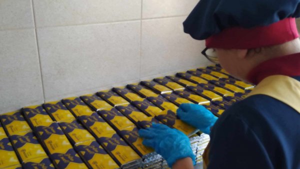 УКИЈЕВА ЧОКОЛАДНА БАЈКА: Дечак са ретким синдромом ужива у најслађем послу на свету УКИЈЕВА ЧОКОЛАДНА БАЈКА: Дечак са ретким синдромом ужива у најслађем послу на свету