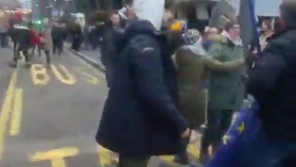 ОПЕТ СЕ ТУКЛИ ОКО ЕУ ЗАСТАВЕ НА ПРОТЕСТУ ОПОЗИЦИЈЕ (ВИДЕО) ОПЕТ СЕ ТУКЛИ ОКО ЕУ ЗАСТАВЕ НА ПРОТЕСТУ ОПОЗИЦИЈЕ (ВИДЕО)