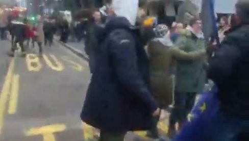 OPET SE TUKLI OKO EU ZASTAVE NA PROTESTU OPOZICIJE (VIDEO) OPET SE TUKLI OKO EU ZASTAVE NA PROTESTU OPOZICIJE (VIDEO)