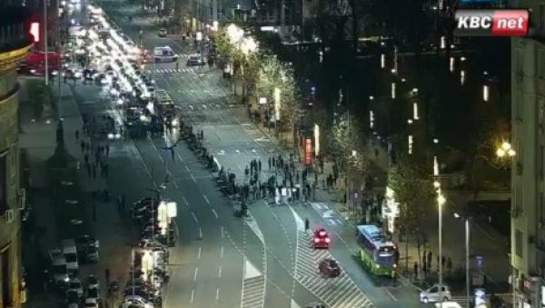 МАЛТРЕТИРАЊЕ ГРАЂАНА СЕ НАСТАВЉА: Опозиција блокирала саобраћај код Скупштине - предводи их Павле Цицварић(ФОТО) МАЛТРЕТИРАЊЕ ГРАЂАНА СЕ НАСТАВЉА: Опозиција блокирала саобраћај код Скупштине - предводи их Павле Цицварић(ФОТО)