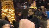 NASILNIK NOGO NA PROTESTU OPOZICIJE: Huligan se uputio ka Predsedništvu NASILNIK NOGO NA PROTESTU OPOZICIJE: Huligan se uputio ka Predsedništvu