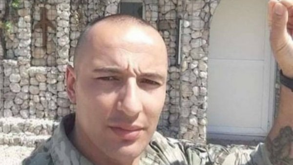 РАЈКО У ЗАТВОРУ СМРШАО, НИ МАЈКА ГА НИЈЕ ПРЕПОЗНАЛА: Убледео је, имала сам осећај да се над њим спроводи тортура (ФОТО) РАЈКО У ЗАТВОРУ СМРШАО, НИ МАЈКА ГА НИЈЕ ПРЕПОЗНАЛА: Убледео је, имала сам осећај да се над њим спроводи тортура (ФОТО)