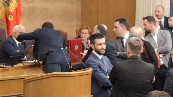 ОПОЗИЦИЈИ ОДУЗЕТА РЕЧ: Циркус у Скупштини настављен, Мандић казнио посланике због ометања седнице ОПОЗИЦИЈИ ОДУЗЕТА РЕЧ: Циркус у Скупштини настављен, Мандић казнио посланике због ометања седнице