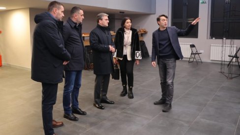 MINISTAR SELAKOVIĆ U UŽICU: Skulptura Mazepa ispred Narodne biblioteke MINISTAR SELAKOVIĆ U UŽICU: Skulptura Mazepa ispred Narodne biblioteke