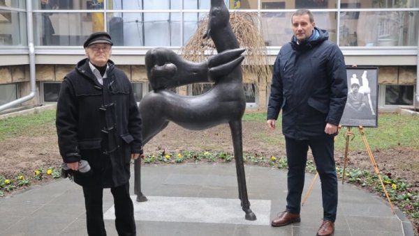 МИНИСТАР КУЛТУРЕ У УЖИЦУ: Скулптура „Мазепа“ испред Народне библиотеке МИНИСТАР КУЛТУРЕ У УЖИЦУ: Скулптура „Мазепа“ испред Народне библиотеке