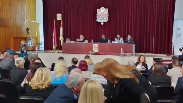 МАРАТОНСКА СЕДНИЦА КРАГУЈЕВАЧКЕ СКУПШТИНАЕ : Опозициони одборници у знак протеста опет ћуте за говорницом МАРАТОНСКА СЕДНИЦА КРАГУЈЕВАЧКЕ СКУПШТИНАЕ : Опозициони одборници у знак протеста опет ћуте за говорницом