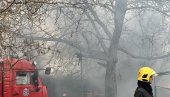 БУКТИ ПОЖАР У НОВОМ БЕОГРАДУ Густ, црни дим куља у околини ФДУ: Ватрогасци на лицу места