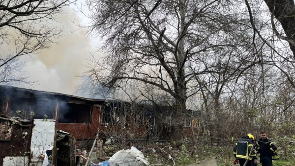 БЕЗ КРОВА ОСТАЛО 25 ПОРОДИЦА: На Ади Циганлији дошло до пожара у којем нема повређених БЕЗ КРОВА ОСТАЛО 25 ПОРОДИЦА: На Ади Циганлији дошло до пожара у којем нема повређених