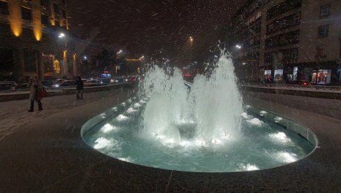 VODENA ATRAKCIJA: Proradila fontana na Trgu Nikole Pašića (FOTO/VIDEO) VODENA ATRAKCIJA: Proradila fontana na Trgu Nikole Pašića (FOTO/VIDEO)