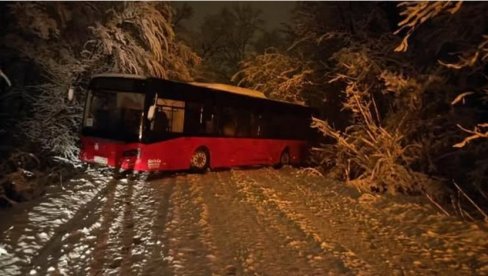PROKLIZAO AUTOBUS U MALOJ MOŠTANICI: Drama u beogradskom naselju, u Mirijevu kolaps PROKLIZAO AUTOBUS U MALOJ MOŠTANICI: Drama u beogradskom naselju, u Mirijevu kolaps