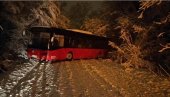 PROKLIZAO AUTOBUS U MALOJ MOŠTANICI: Drama u beogradskom naselju, u Mirijevu kolaps PROKLIZAO AUTOBUS U MALOJ MOŠTANICI: Drama u beogradskom naselju, u Mirijevu kolaps