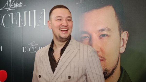 БУДУЋИ РОДИТЕЉИ У СУЗАМА: На промоцији првог албума Деценија Урош Живковић и његова девојка Јована открили да чекају дечака (ФОТО) БУДУЋИ РОДИТЕЉИ У СУЗАМА: На промоцији првог албума Деценија Урош Живковић и његова девојка Јована открили да чекају дечака (ФОТО)