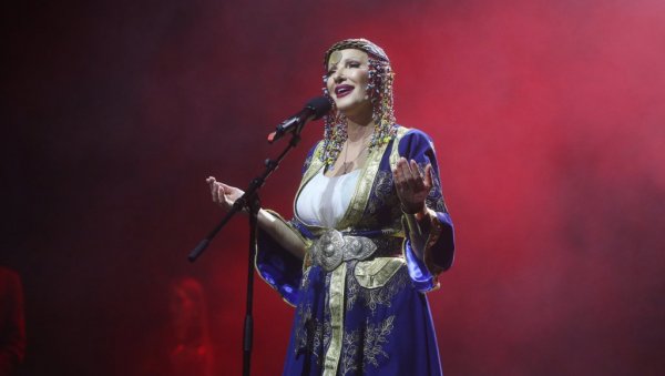 СКЛОПИЛЕ СУ СЕ КОЦКИЦЕ: Драгица Радосављевић Цакана одржала свој први солистички концерт Корени и цветови“ у Београду (ФОТО) СКЛОПИЛЕ СУ СЕ КОЦКИЦЕ: Драгица Радосављевић Цакана одржала свој први солистички концерт Корени и цветови“ у Београду (ФОТО)