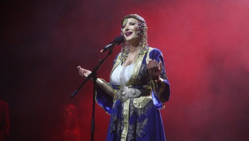 SKLOPILE SU SE KOCKICE: Dragica Radosavljević Cakana održala svoj prvi solistički koncert Koreni i cvetovi“ u Beogradu (FOTO) SKLOPILE SU SE KOCKICE: Dragica Radosavljević Cakana održala svoj prvi solistički koncert Koreni i cvetovi“ u Beogradu (FOTO)