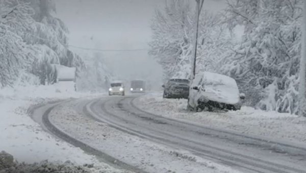 БЕОГРАД ПОД СНЕГОМ: Не престаје да веје у престоници (ВИДЕО) БЕОГРАД ПОД СНЕГОМ: Не престаје да веје у престоници (ВИДЕО)