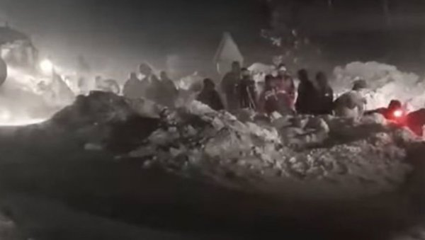 ДЕСЕТ САТИ БИЛИ ЗАТРПАНИ У СНЕГУ! ХЕРОЈСКА АКЦИЈА СПАСАВАЊА: Грађани показали солидарност - извучени људи из колоне у месту Црљивица ДЕСЕТ САТИ БИЛИ ЗАТРПАНИ У СНЕГУ! ХЕРОЈСКА АКЦИЈА СПАСАВАЊА: Грађани показали солидарност - извучени људи из колоне у месту Црљивица