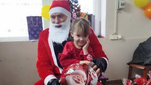 TRADICIONALNA AKCIJA: Pauci u kostimima Deda Mraza motorima okupirali Torak TRADICIONALNA AKCIJA: Pauci u kostimima Deda Mraza motorima okupirali Torak