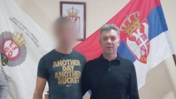 ЛУПУЛЕСКУ НА ТУРНИРУ ОСУЂЕНИКА У КПЗ ПАДИНСКА СКЕЛА: Прослављени спортиста подржао такмичење у стоном тенису ЛУПУЛЕСКУ НА ТУРНИРУ ОСУЂЕНИКА У КПЗ ПАДИНСКА СКЕЛА: Прослављени спортиста подржао такмичење у стоном тенису