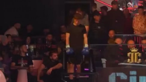 ALBANCI U ŠOKU: Ne mogu da veruju uz koju pesmu je Srbin ušao u ring u Tirani (VIDEO) ALBANCI U ŠOKU: Ne mogu da veruju uz koju pesmu je Srbin ušao u ring u Tirani (VIDEO)