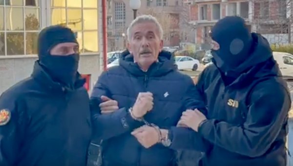 КОПРИВИЦЕ ОПРАЛЕ МИЛИОН? Ухапшени Душко Копривица и супруга Радосава, осумњичени син Страхиња, зет Душко Рогановић КОПРИВИЦЕ ОПРАЛЕ МИЛИОН? Ухапшени Душко Копривица и супруга Радосава, осумњичени син Страхиња, зет Душко Рогановић