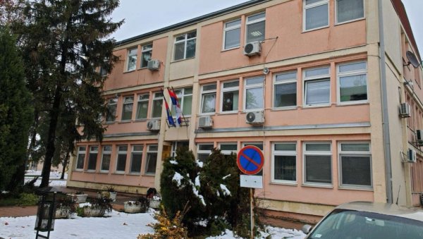 ОДЛУКА ОПШТИНЕ ПЕЋИНЦИ: По 100.000 динара заслужним полицајцима ОДЛУКА ОПШТИНЕ ПЕЋИНЦИ: По 100.000 динара заслужним полицајцима
