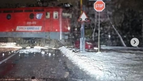 ЗА ВОЛАНОМ МУШКАРАЦ СТАР 86 ГОДИНА: Нови детаљи саобраћајне несреће на пружном прелазу код Смедерева ЗА ВОЛАНОМ МУШКАРАЦ СТАР 86 ГОДИНА: Нови детаљи саобраћајне несреће на пружном прелазу код Смедерева