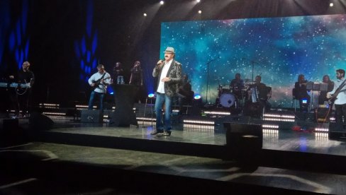 DERNEK ZA DUŠU I MERAK: Haris DŽinović pred izlazak na scenu progovorio o muzici, ritualima i željama (FOTO/VIDEO) DERNEK ZA DUŠU I MERAK: Haris DŽinović pred izlazak na scenu progovorio o muzici, ritualima i željama (FOTO/VIDEO)
