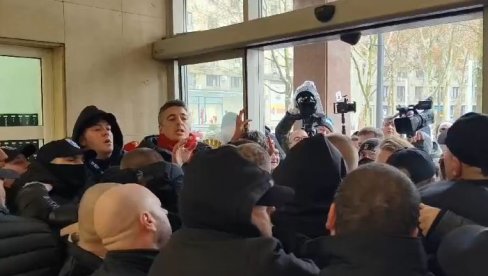 NOVO DIVLJANJE OPOZICIJE U SKUPŠTINI GRADA: Hoće da blokiraju raspravu o budžetu Beograda za 2025 (VIDEO) NOVO DIVLJANJE OPOZICIJE U SKUPŠTINI GRADA: Hoće da blokiraju raspravu o budžetu Beograda za 2025 (VIDEO)