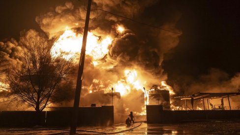 EKSPLOZIJE ATACMS RAKETA ODJEKUJU RUSIJOM: Ukrajinski dronovi zapalili fabrike, blokirali letove (VIDEO) EKSPLOZIJE ATACMS RAKETA ODJEKUJU RUSIJOM: Ukrajinski dronovi zapalili fabrike, blokirali letove (VIDEO)