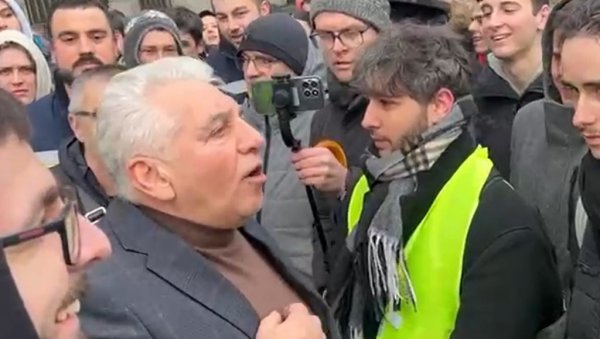 АНЂЕЛКОВИЋ ИЗАШАО ДА РАЗГОВАРА СА ДЕМОНСТРАНТИМА: На скупу била само три радника, директор Поште имао поруку за студенте АНЂЕЛКОВИЋ ИЗАШАО ДА РАЗГОВАРА СА ДЕМОНСТРАНТИМА: На скупу била само три радника, директор Поште имао поруку за студенте