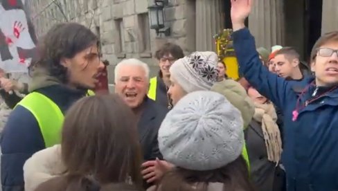 RADIŠ ZA MARINIKU TEPIĆ: Anđelković razgovarao sa demonstrantima ispred Pošte - razotkrio šta se krije iza protesta RADIŠ ZA MARINIKU TEPIĆ: Anđelković razgovarao sa demonstrantima ispred Pošte - razotkrio šta se krije iza protesta