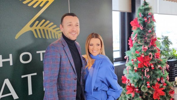 САМО НЕК ЈЕ ЗДРАВЉА: Јелена Костов и Бане Мојићевић о жељама за нову 2025. годину (ФОТО) САМО НЕК ЈЕ ЗДРАВЉА: Јелена Костов и Бане Мојићевић о жељама за нову 2025. годину (ФОТО)