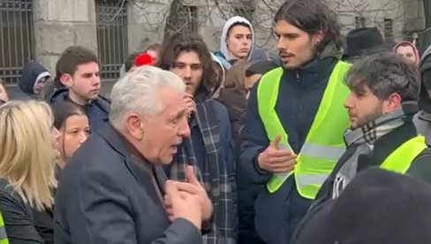 PRETNJE ANĐELKOVIĆU NA PROTESTU ISPRED POŠTE: Ajde da prebijemo ovoga (VIDEO) PRETNJE ANĐELKOVIĆU NA PROTESTU ISPRED POŠTE: Ajde da prebijemo ovoga (VIDEO)