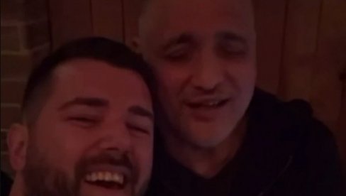 ČEDO, ŠTA TO RADIŠ U KAFANI? Slaviš razvod? Kad se budeš ŽENIO, poslaću ti bele ruže ČEDO, ŠTA TO RADIŠ U KAFANI? Slaviš razvod? Kad se budeš ŽENIO, poslaću ti bele ruže