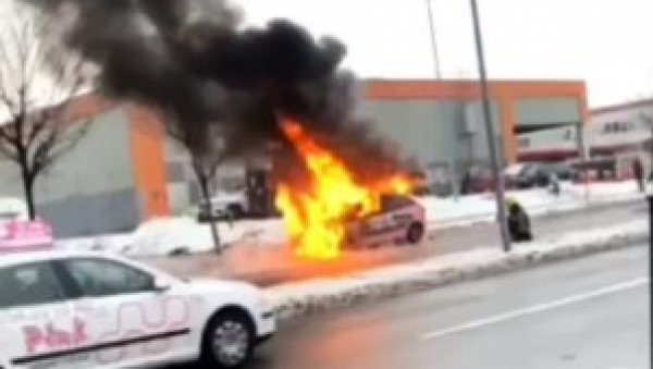 ВОЗИЛО У КРАГУЈЕВЦУ ГОРИ У ПЛАМЕНУ: Познато да ли има повређених (ВИДЕО) ВОЗИЛО У КРАГУЈЕВЦУ ГОРИ У ПЛАМЕНУ: Познато да ли има повређених (ВИДЕО)