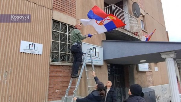 70 РАДНИКА ИСТЕРАЛИ НА УЛИЦУ: Куртијева полиција упала у дирекције за грађевинско земљиште и стамбена питања у Северној Митровици 70 РАДНИКА ИСТЕРАЛИ НА УЛИЦУ: Куртијева полиција упала у дирекције за грађевинско земљиште и стамбена питања у Северној Митровици